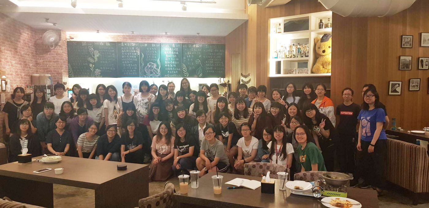 電機女孩專屬餐會的大合照，眾多女同學圍坐在餐廳桌旁