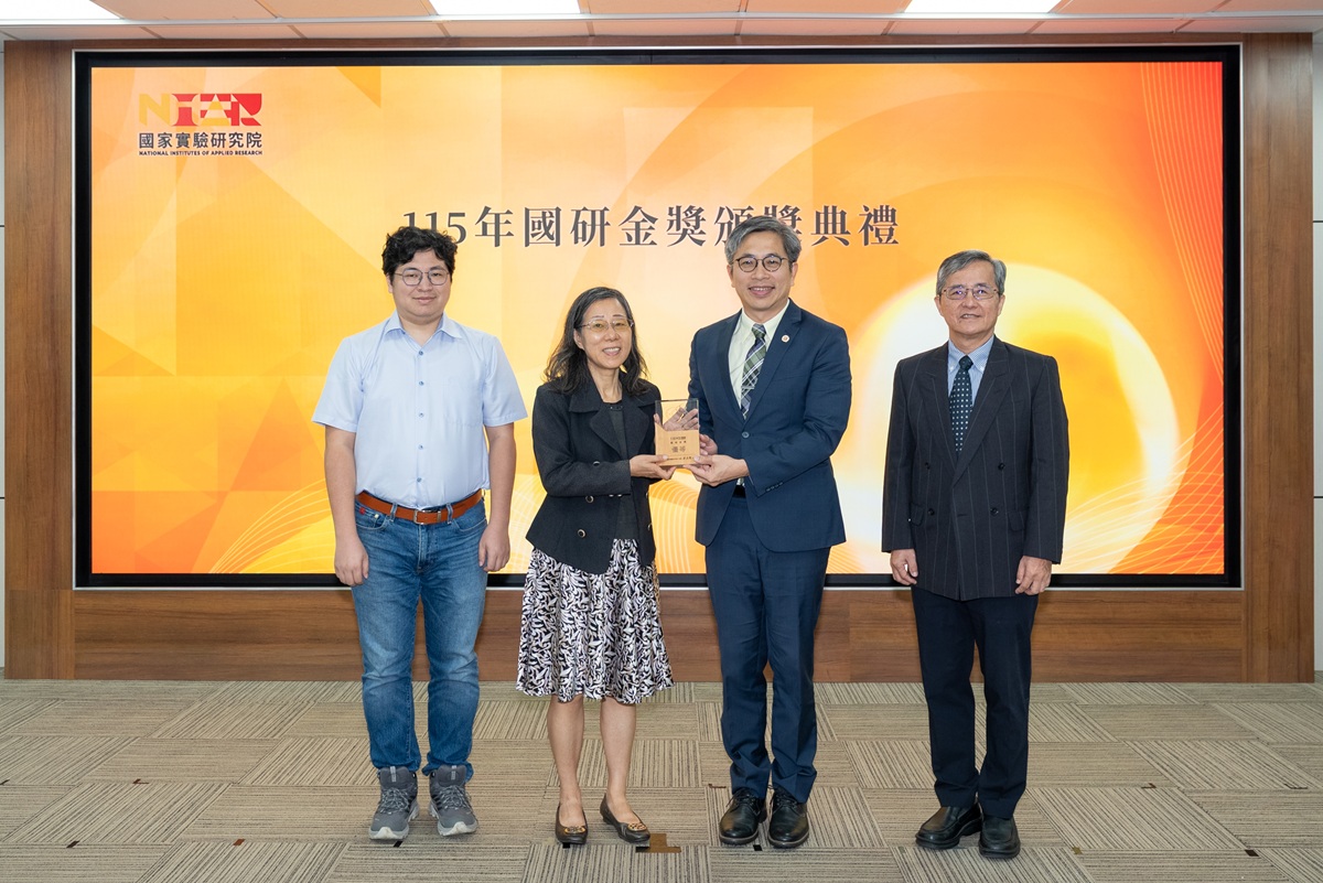 團隊成員與國研院主管合照